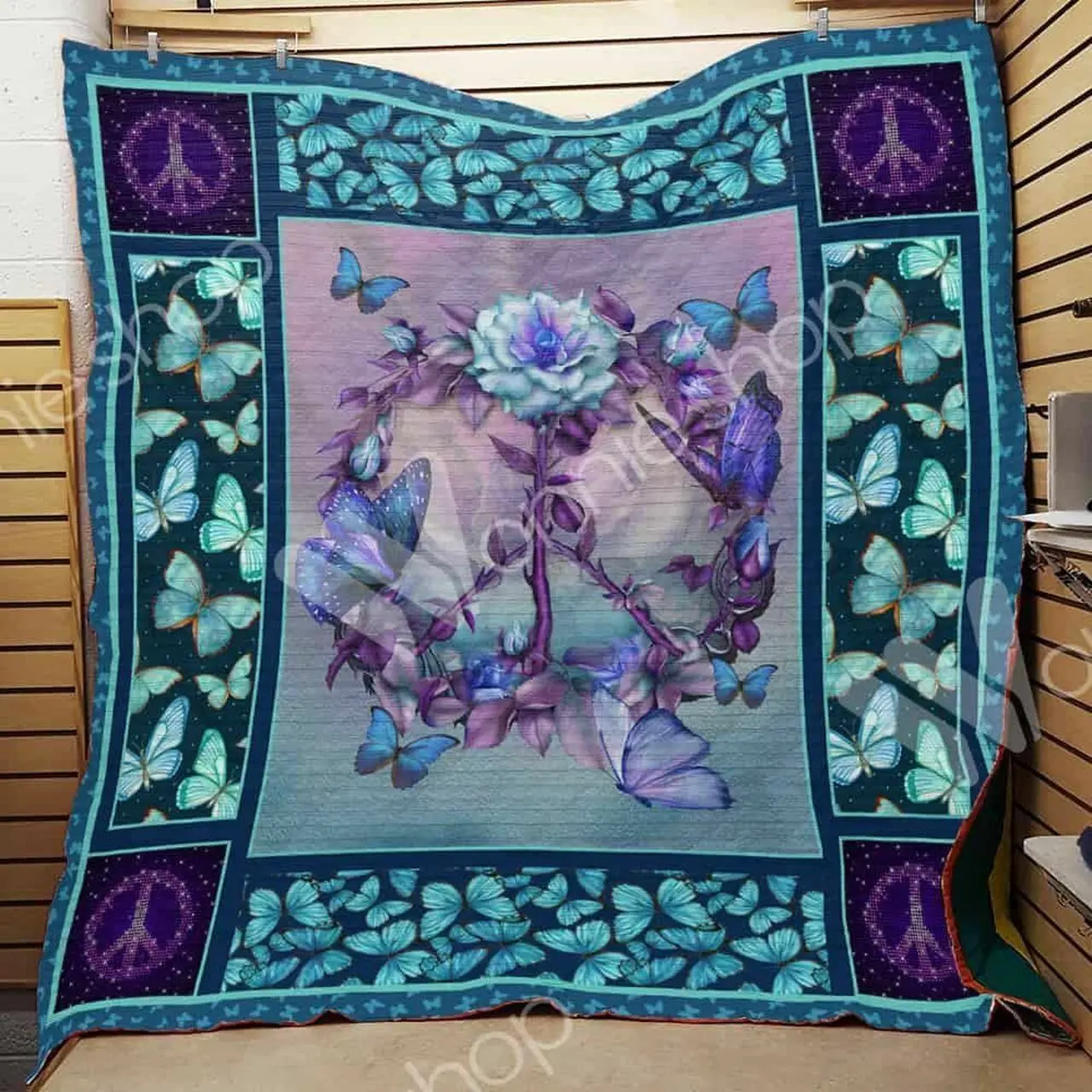 Husky Christmas U Quilt Tc and Home Decor