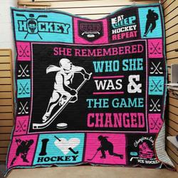 Ice Hockey She Remembered Who She Was And The Game Changed Quilt Blanket Great Customized Blanket Gifts For Birthday Christmas Thanksgiving and Home Decor
